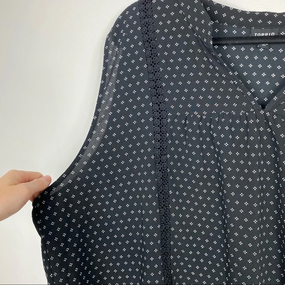 Torrid Black and White Patterned Sleeveless Blouse - Picture 2 of 6